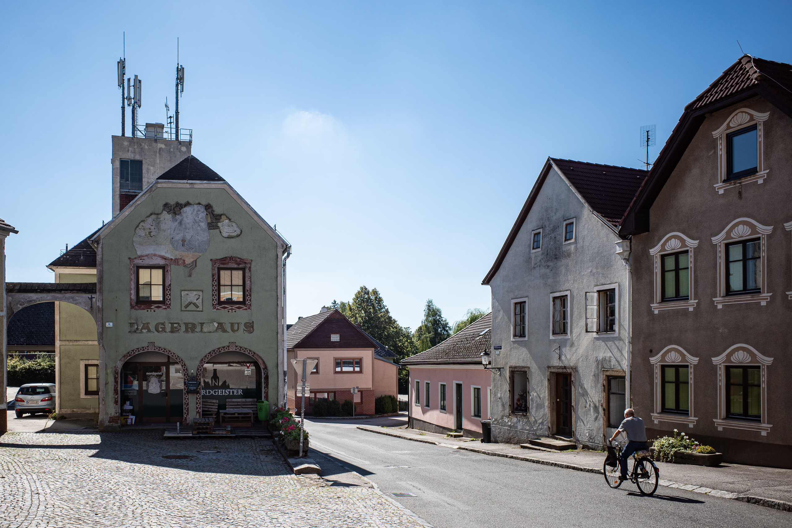 Das alte Lagerhaus am Ortsplatz, heute steht „Nordgeister“ an der Tür